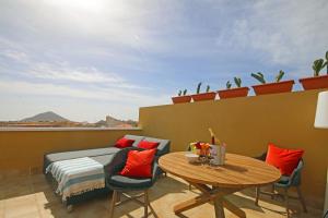 エル・メダノにあるLA PERLA by RENTMEDANO superb luxury duplex, private roof terrace, ocean view, pool, WiFi and parkingのバルコニー(テーブル、椅子、ソファ付)