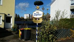 ein Schild mit der Aufschrift „Reißverschluss“ vor einem Haus in der Unterkunft Makss in Wels