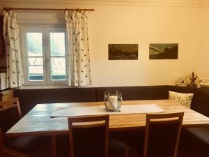A seating area at Malerwinkel, Forsthaus Még 37 kép