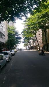 una calle con coches aparcados al costado de la carretera en The best Copacabana Luxury Design 3 Bedroom room 3 bathroom 85 inch cinema tv top location, en Río de Janeiro