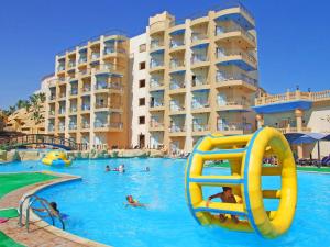 Bazén v ubytovaní Sphinx Aqua Park Beach Resort alebo v jeho blízkosti