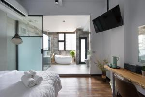 Voodi või voodid majutusasutuse OX Suites toas +37 fotot