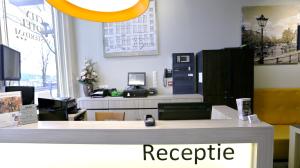 una oficina con recepción con registro en City Hotel Amsterdam, en Ámsterdam