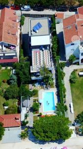 einen Blick über ein Gebäude mit Pool in der Unterkunft Apartments Bozana Bibinje in Bibinje