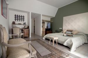 Ad Hoc Rooms في باليرمو: غرفة نوم بسرير وطاولة وكراسي