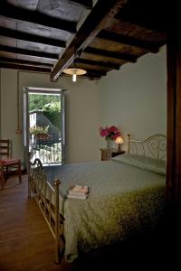 A bed or beds in a room at Borgo Isola Santa