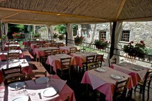 Restaurace v ubytování Borgo Isola Santa + 37 fotografií