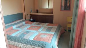 マテーラにあるCasa Vacanze Nonna Ginaのベッドルーム1室(青とピンクの掛け布団付きのベッド1台付)