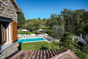 O vedere a piscinei de la sau din apropiere de Holiday Home Casa Dei Farfui