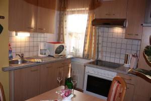 cocina con mesa y botella de vino en Prestlhof, en Mariapfarr