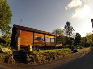 ein Haus am Straßenrand in der Unterkunft Ferienhaus Waldblick in Sonnenbühl