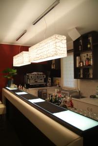 uma cozinha com uma grande bancada num quarto em Residence La Meridiana em Galzignano