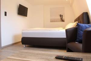 Un pat sau paturi într-o cameră la Hotel Friedrich
