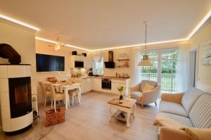 een woonkamer met een bank en een eetkamer bij Villa Strandblick 5 in Zingst
