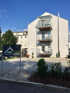 ein Gebäude mit einem Schild davor in der Unterkunft Outlet Apartments Metzingen in Metzingen