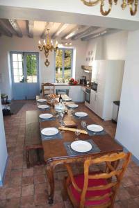 un comedor con una mesa larga en la cocina en maison d'hôtes de l'orangerie 14 personnes, en Azay-sur-Cher