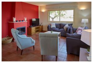 ein Wohnzimmer mit Couch und Fernseher in der Unterkunft Ca Ses Nines in Inca