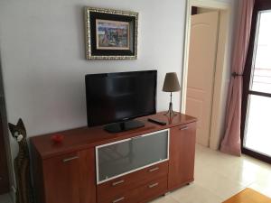 TV a/nebo společenská místnost v ubytování Apartamento en Calpe, playa de La Fossa, primera línea, AA