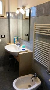 La salle de bains est pourvue d'un lavabo, de toilettes et d'un miroir. dans l'établissement Bed&Breakfast L'Oasi, à Nardò