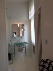 een badkamer met een wastafel en een spiegel bij Hotel Heidelberg Astoria in Heidelberg