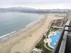 desde el balcón de un complejo con vistas a la playa en Bahía horizonte, en Coquimbo