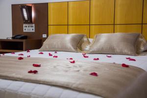 Postel nebo postele na pokoji v ubytování Dois Vizinhos Palace Hotel