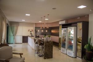 Kuchyň nebo kuchyňský kout v ubytování Dois Vizinhos Palace Hotel