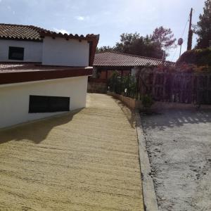 eine Auffahrt eines Hauses mit einem Zaun in der Unterkunft Casa na Quinta de Valinhas in Vitorino dos Piães