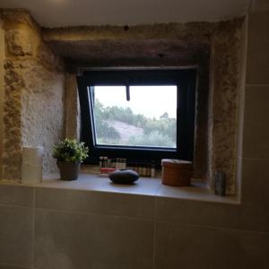 a window in a bathroom with a window sill at Casa na Quinta de Valinhas in Vitorino dos Piães