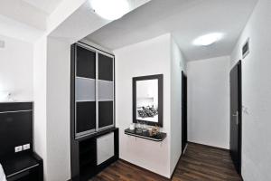 um quarto branco com um espelho e um corredor em Villa Veron em Ohrid