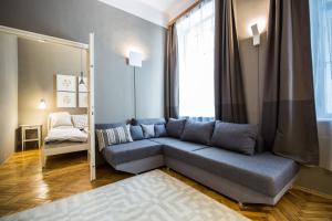 sala de estar con sofá y espejo en Logement Sous le Château, en Budapest