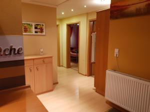 sala de estar con pasillo con cocina y pasillo en Sonnige Ferienwohnung WHV, en Wilhelmshaven