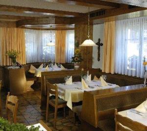 um restaurante com mesas e cadeiras num quarto em Gasthof Ochsen em Hittisau