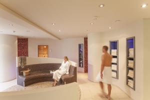 a man and a woman sitting in a waiting room at Niemeyers Romantik Posthotel in Faßberg