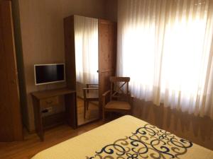 TV a/nebo společenská místnost v ubytování Hostal Orejas