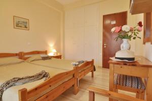 Un pat sau paturi într-o cameră la Skafonas Apartments