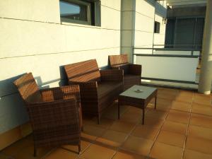 Apartamento Golf Buenas Vistas في Cirueña: مجموعة من الكراسي وطاولة على الشرفة