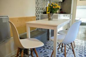 アクス・レ・テルムにあるt2 Europaの台所用テーブル(椅子2脚付)