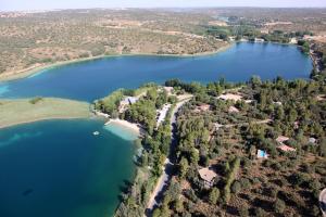 una vista aérea de un lago con una casa en Casa Rural Pernales I, en Ruidera