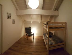 מיטה או מיטות בחדר ב-Attika Wohnung Spiez
