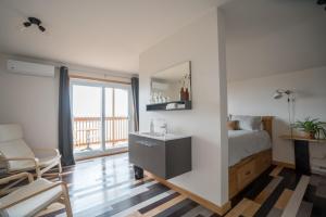 a bedroom with a bed and a mirror at Le Perchoir in Saint-Félix-d'Otis