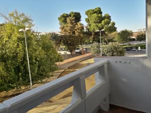 ヘレス・デ・ラ・フロンテーラにあるVacaciones en Los Cedrosの通りと木々の景色を望むバルコニー
