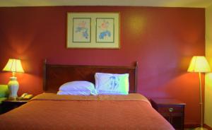 Postel nebo postele na pokoji v ubytování Somerville Inn and Suites