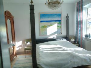 Postel nebo postele na pokoji v ubytování Jugendstil-Villa Aerö