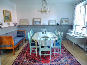 uma sala de jantar com uma mesa e cadeiras e um sofá em Jugendstil-Villa Aerö em Marstal