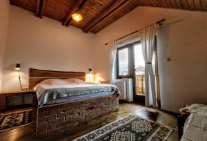 ソバタにあるCasa cu Aburi Sovataのベッドルーム1室(ベッド1台、大きな窓付)