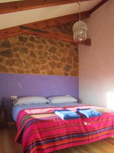 une chambre avec un lit avec des serviettes dessus dans l'établissement Casa Rural Lamadretierra, à Villamejil