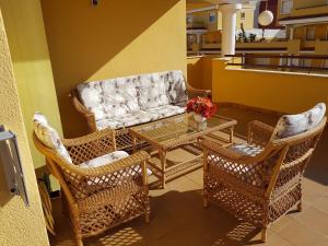 ein Wohnzimmer mit einer Couch und Stühlen und einem Tisch in der Unterkunft Cascadas de la Marina in Denia
