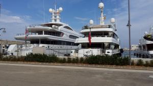 zwei große weiße Boote sind in einem Hafen geparkt in der Unterkunft Cascadas de la Marina in Denia