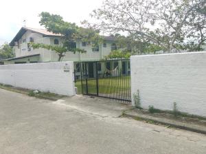 una cerca blanca frente a una casa en Pousada Villaverde, en Florianópolis